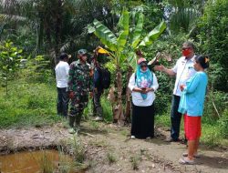 Sertu Lilik M Babinsa Koramil 426-03 Rawajitu Laksanakan Penegakan Disiplin Prokes Bersama Camat dan Pegawai Puskesmmas di Kampung Bumi Ratu