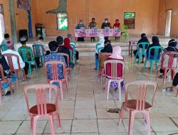 Sertu Rapinel Lakukan Pengamanan dan Pendampingan Pembagian BLT DD di Desa Sidang Way Puji