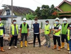 Dinas Pekerjaan Umum dan Penataan Ruang Bidang Cipta Karya Kabupaten Tulang Bawang Meninjau Pembangunan Taman Simpang Penawar