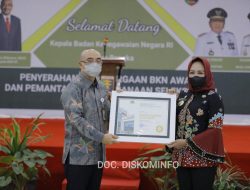 Bupati Winarti Menerima Penghargaan BKN Award 2021