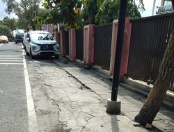 Langgar PP dan UU, RS Mardi Waluyo Rubah Trotoar Menjadi Tempat Parkir